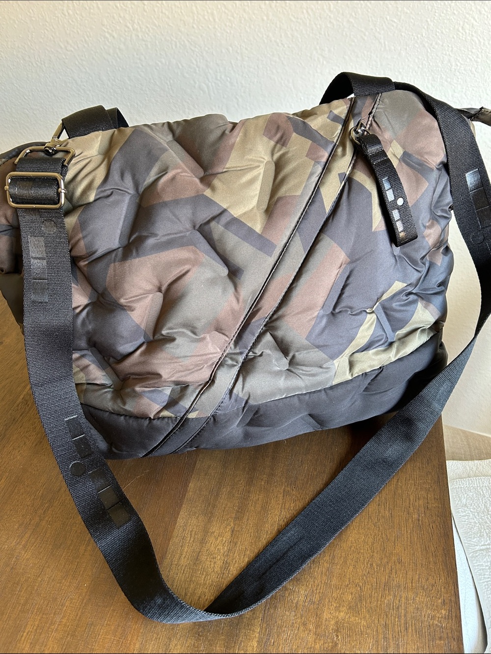 Go Dot Dash travel bag in excellent condition